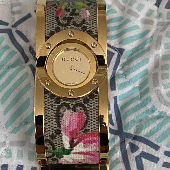NWT Authentic Gucci Bracelet Watch Gold - Picture 8 of 11
